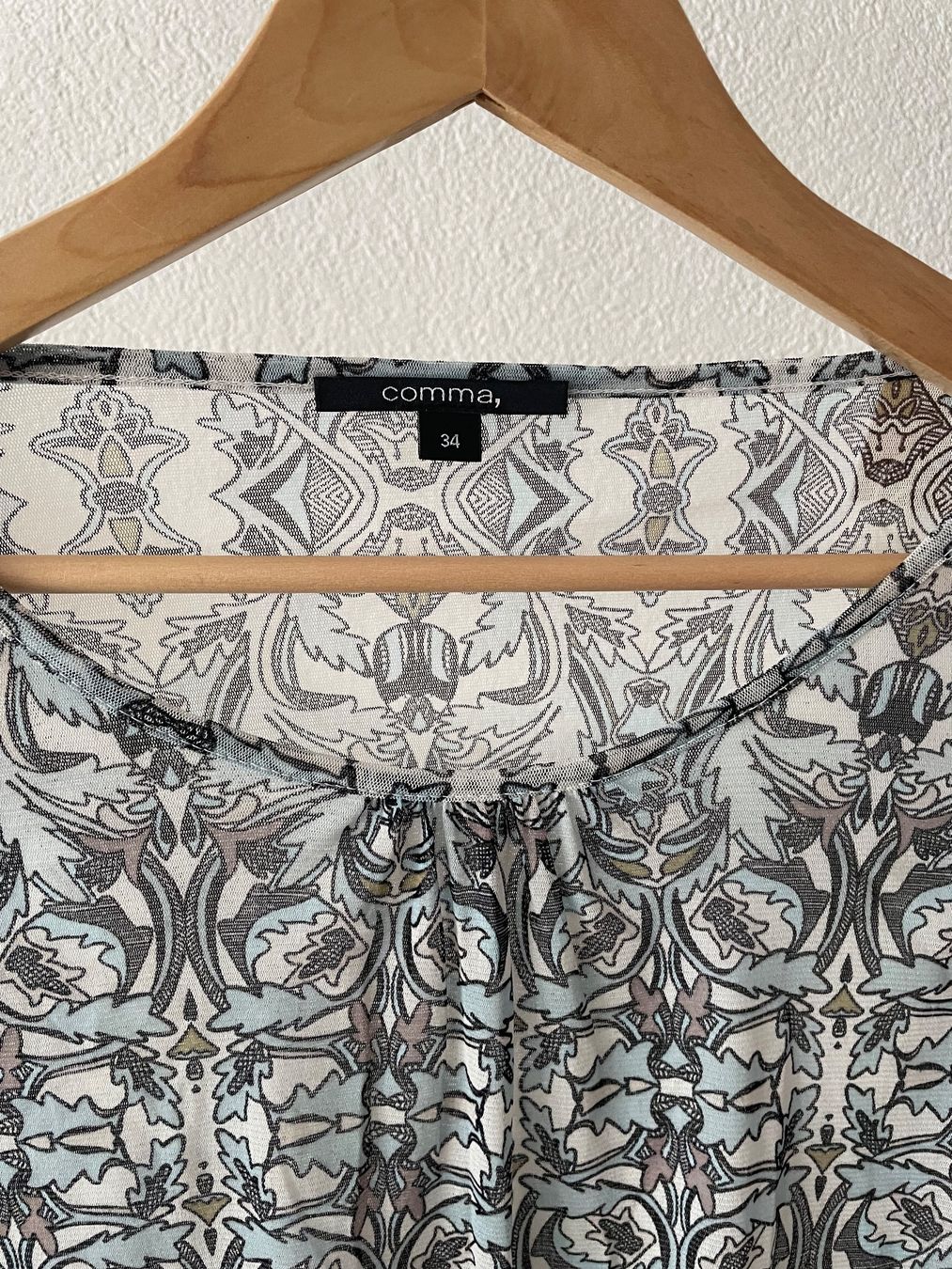 Comma Tops: Sommerliches Comma Top, Grösse 34, Muster, halbtransparent – Gebraucht aus Hubersdorf von JanasHeartTreasures 1