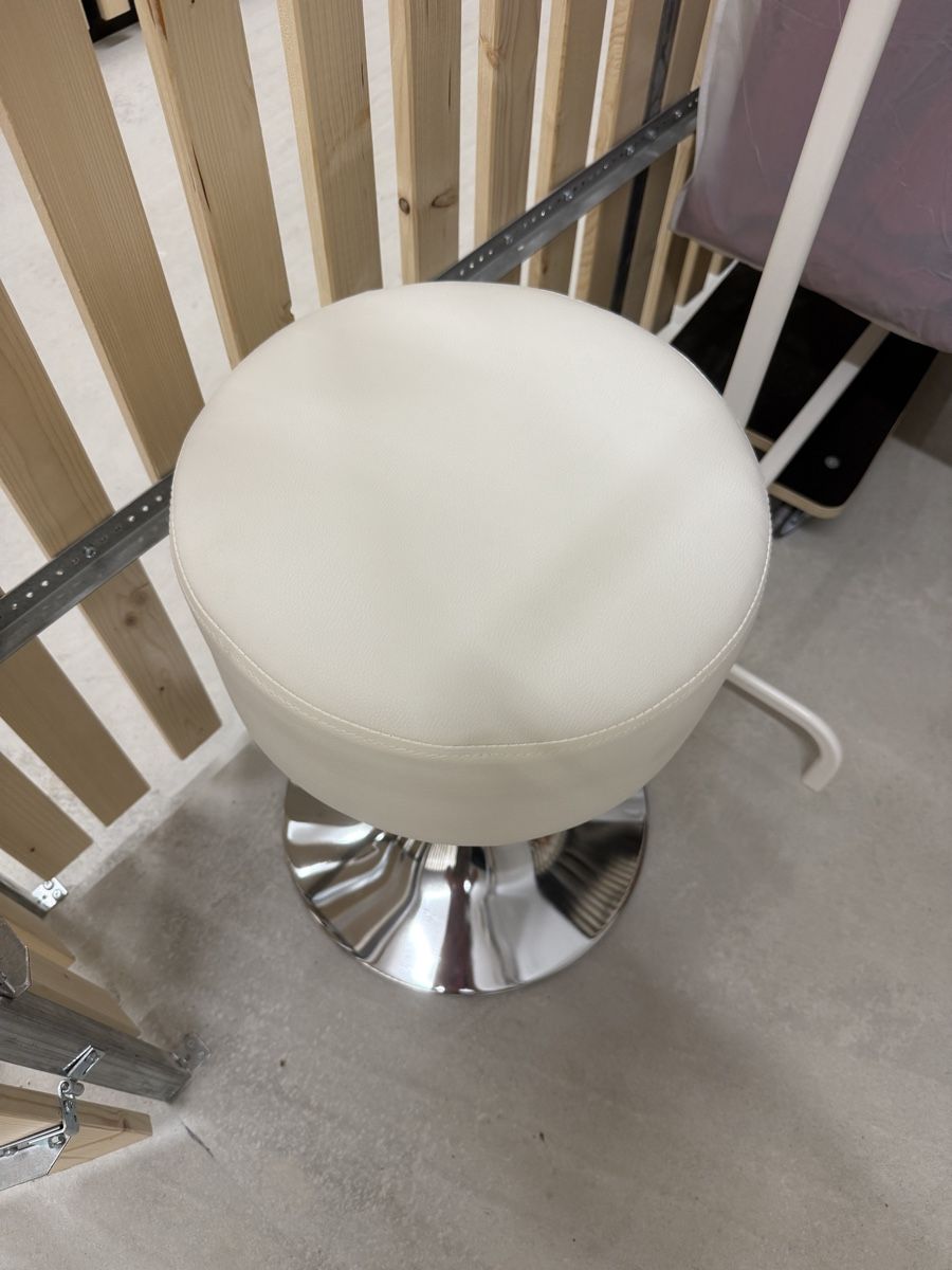 Tabourets: Hocker weiss Höhenverstellbar NEU – Neuf (Voir description) à Zürich par ali_nf7p 1