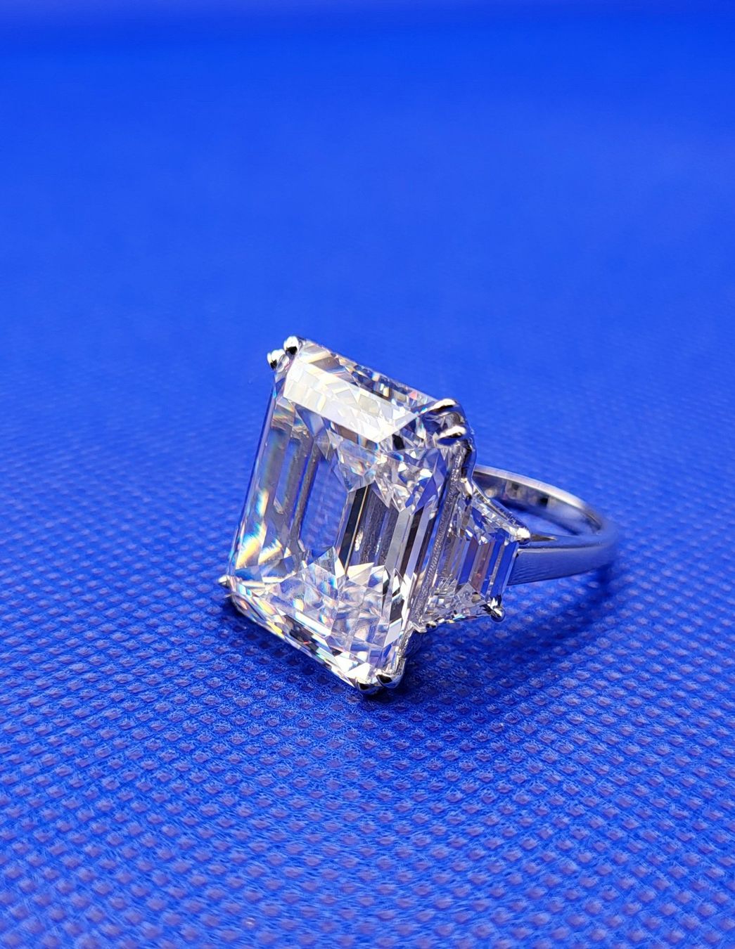 Ringe: Massiv 585 Weiss Gold Ring Mit Steine – Gebraucht aus Wald ZH von Aniade 1