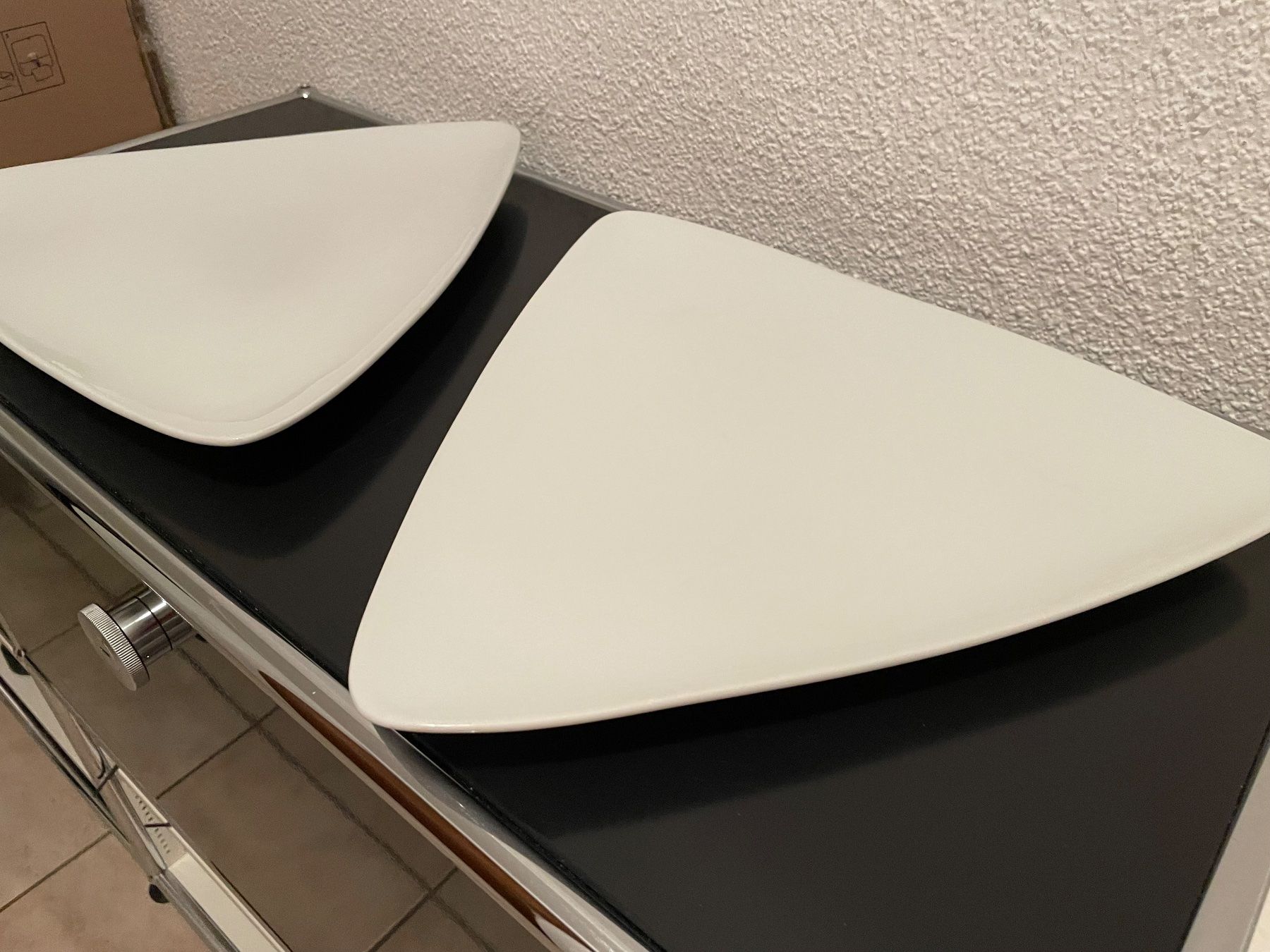 Assiettes: Zwei grosse, dreieckige Teller – D'occasion à Wilderswil par Renaissance1 3