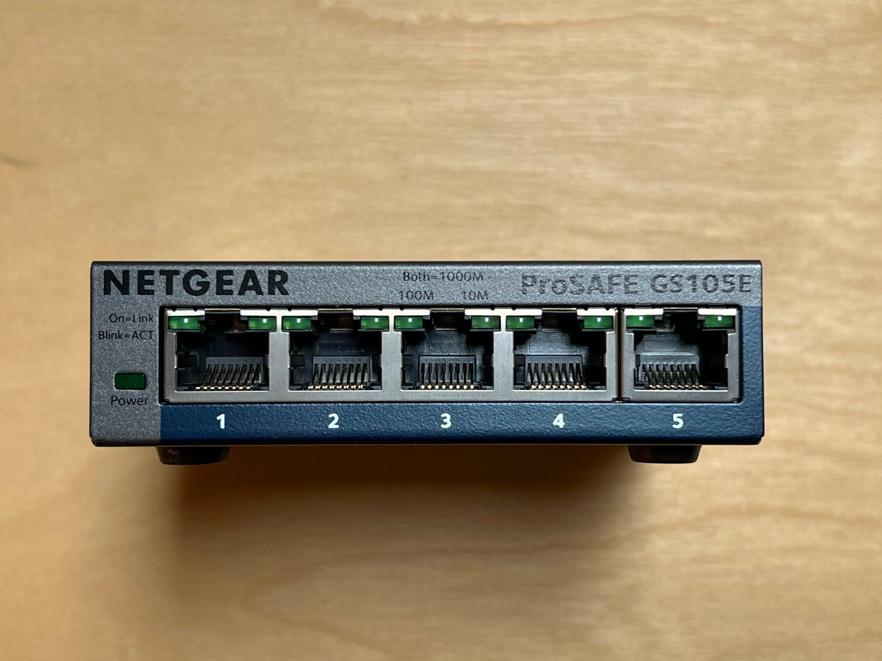 Netgear Hubs & Switches: Netgear / ProSAFE Plus 5-Port Gigabit-Switch GS105Ev2 – Gebraucht aus Gebenstorf von  2