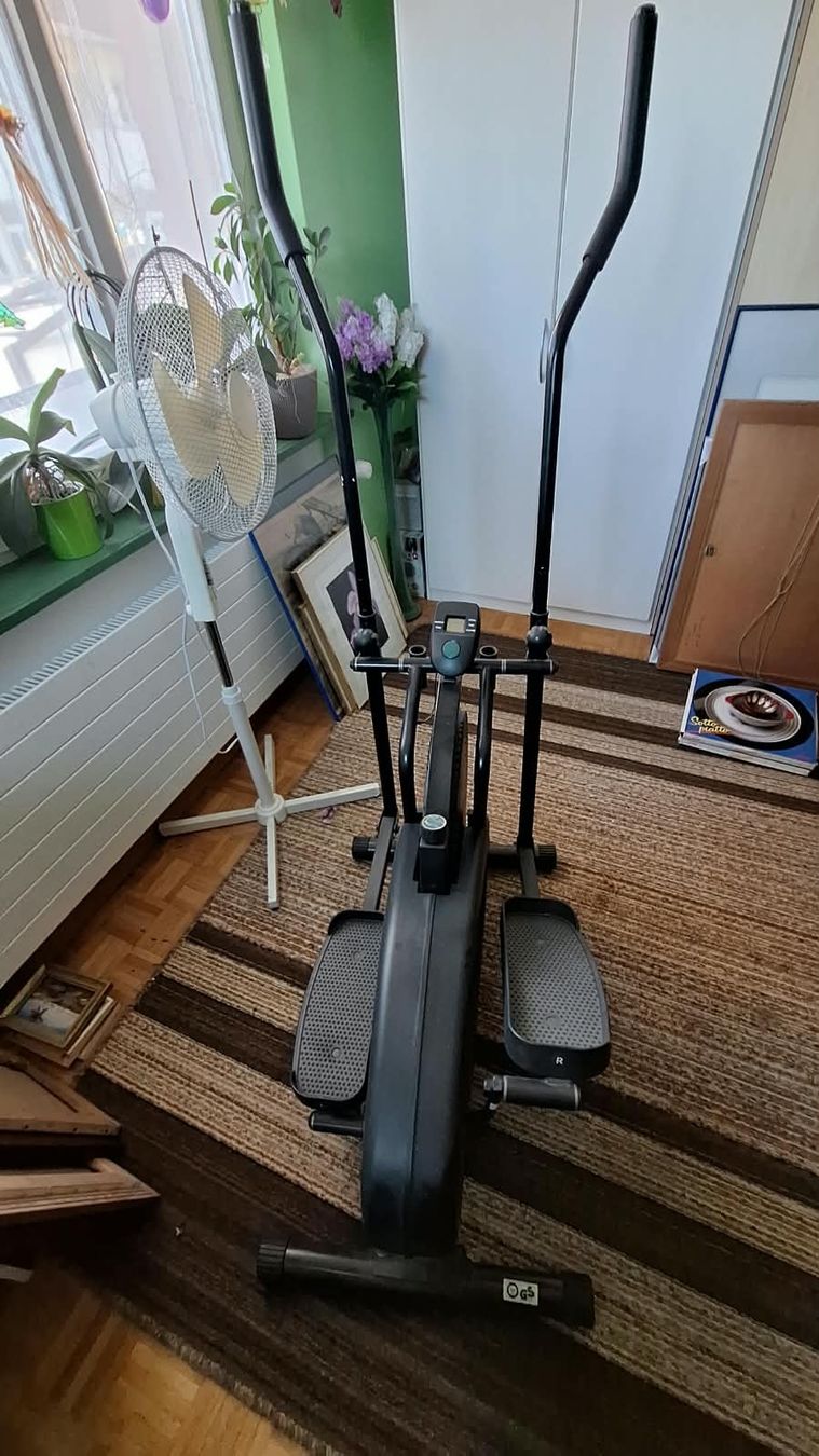 Hometrainer: Crosstrainer schwarz mit Computer,  Top Zustand  – Neu (gemäss Beschreibung) aus Schachen LU von Brocki6105Schachen