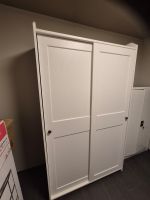 Weisser Kleiderschrank mit Schiebetüren zeitlos & praktisch