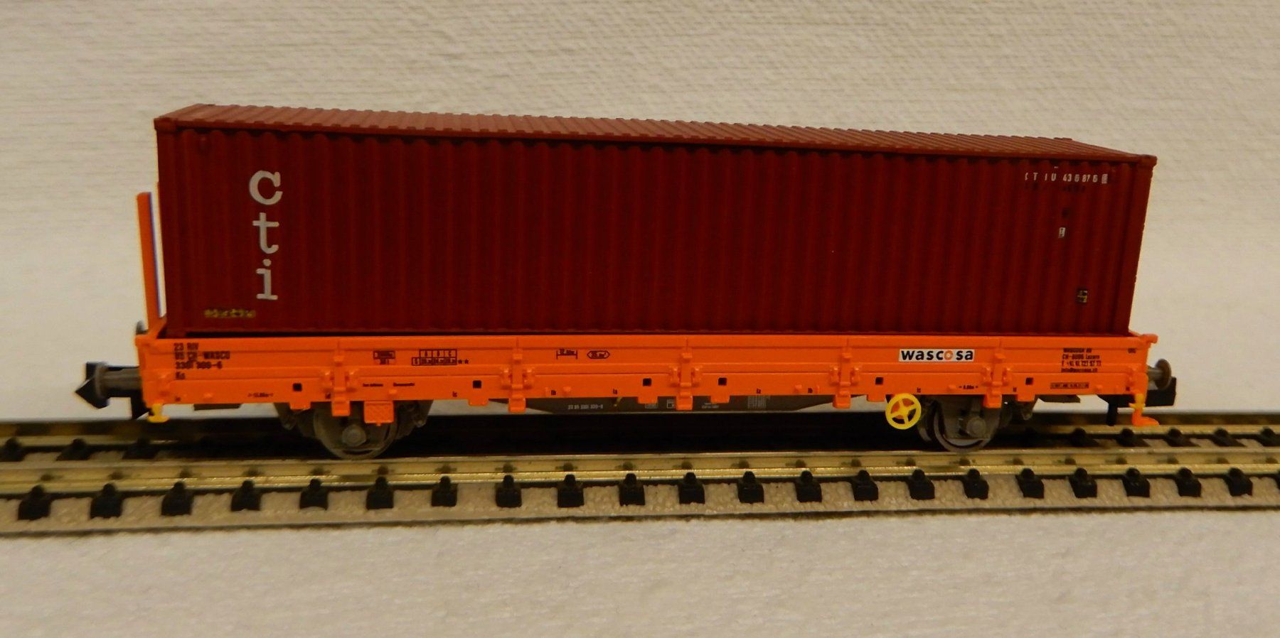 Fleischmann Modellini di ferrovie: Fleischmann  Güterwagen mit Container – Nuovo e nell'imballaggio originale da Rupperswil venduto da Ropi03