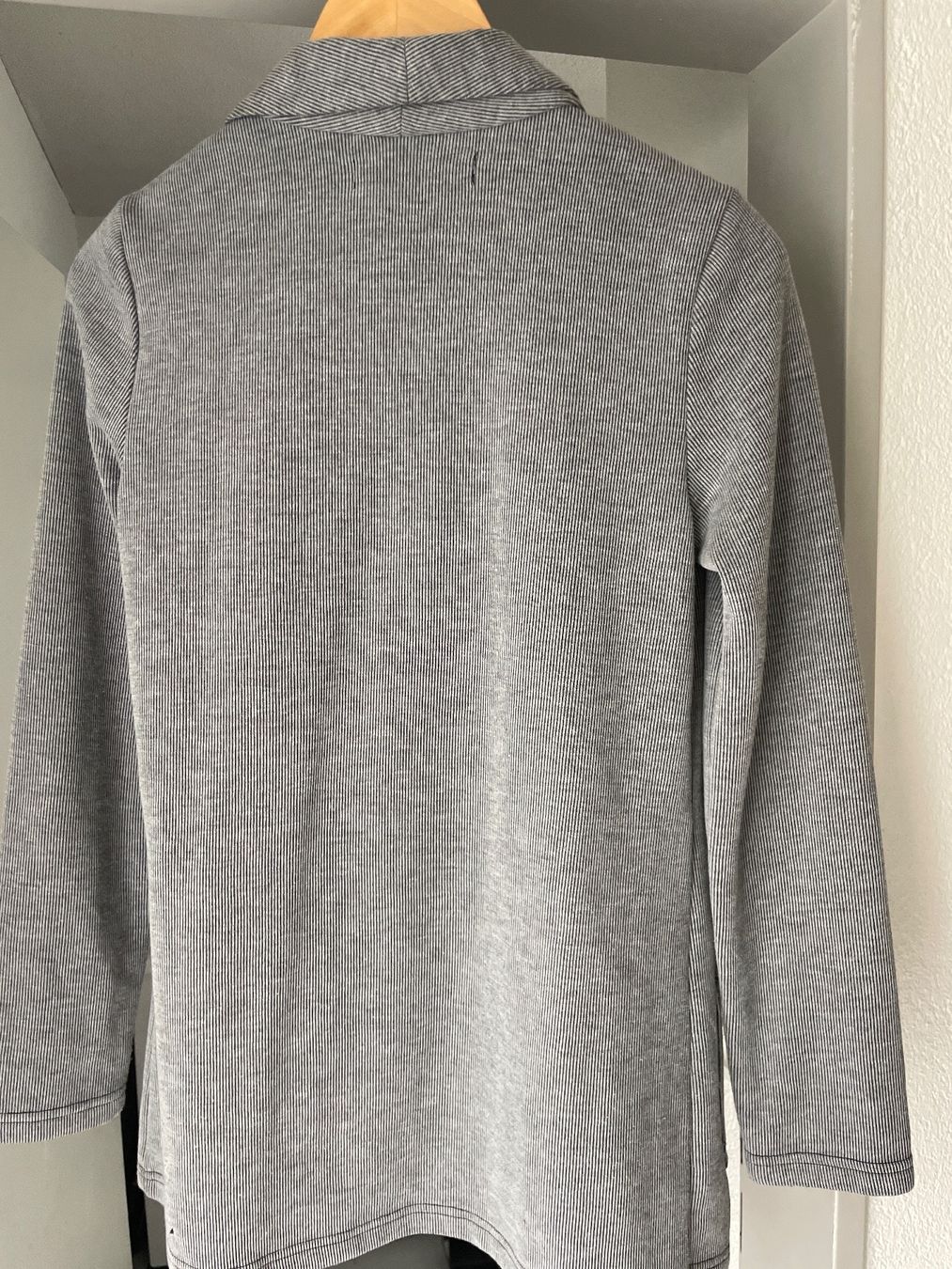 Giacche: Strickjacke Feinripp grau(gestreift) Grösse S – Usato da Küssnacht am Rigi venduto da Monimaus03 1