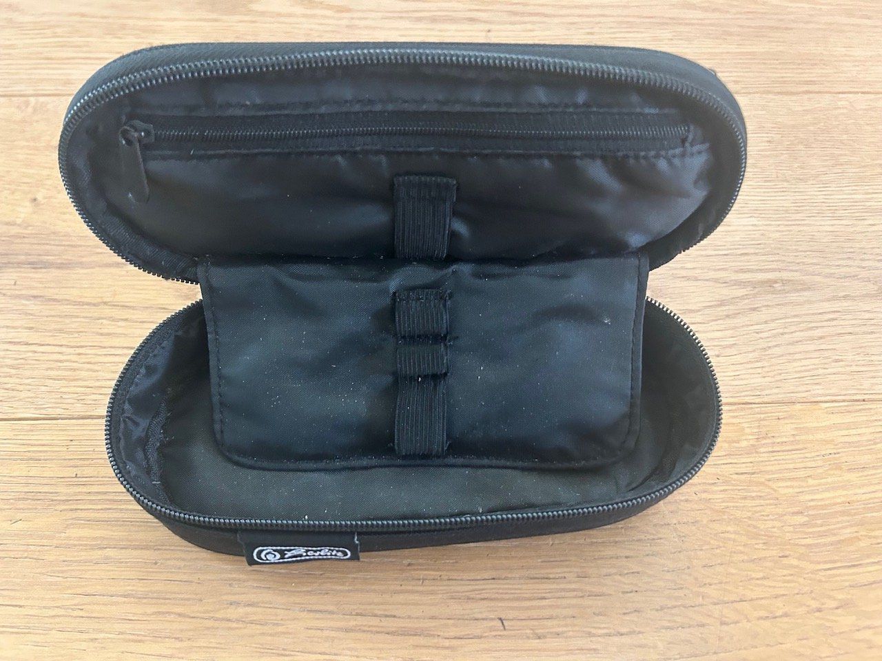 Herlitz Altro in Scrittura & Disegno: Stifte- Etui schwarz HERLITZ Modell "SMILEY" – Usato da Grub AR venduto da DukeStatham 4