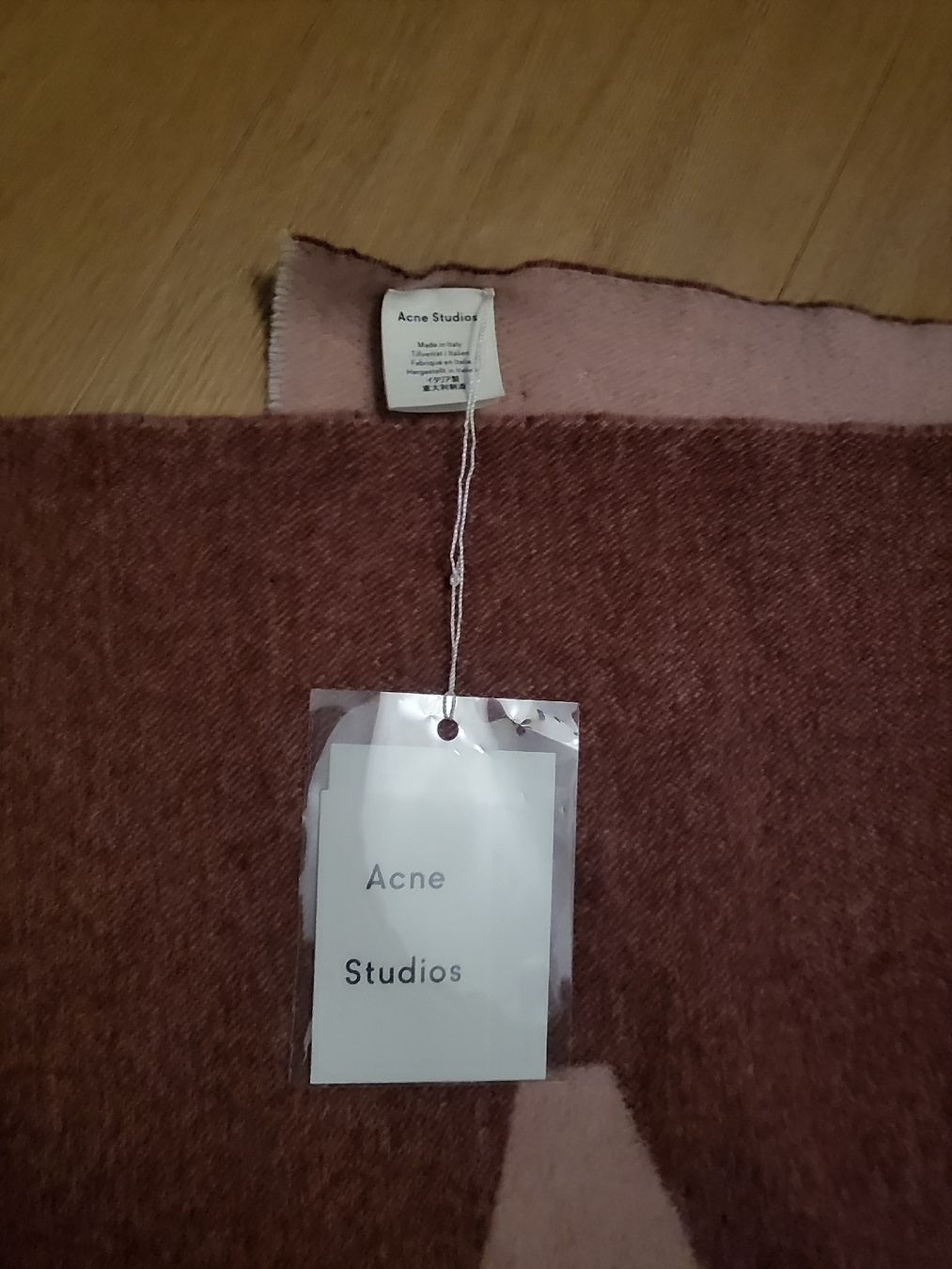 Acne Studios Foulard & Sciarpe: Acne Studios Schal – Nuovo (secondo la descrizione) da Hagendorn venduto da mar_b8zk 1