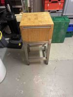 Hackstock Holz mit Metalluntergestell