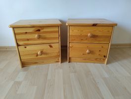 Zwei Massivholz Nachttische 