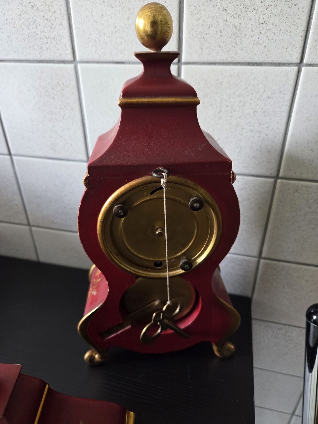 Zenith Orologi da terra & Orologi da parete: Tischuhr Zenith rot bemalt  – Usato da Dietikon venduto da Allegra34 4