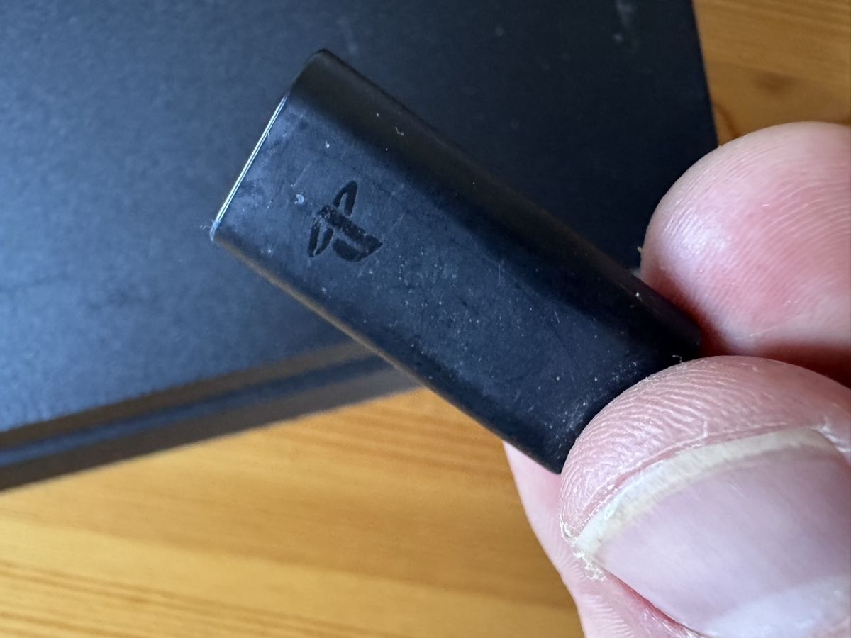 Sony Console: Console Sony PlayStation 4 Slim avec manette et cbles – Usato da Vesenaz venduto da miguelfdfrade 2