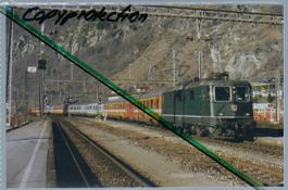 Brig. Bahnhof. Re 4/4 II mit EC. Foto.