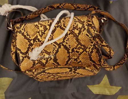 Kleine gemusterte Trend-Tasche in gelb