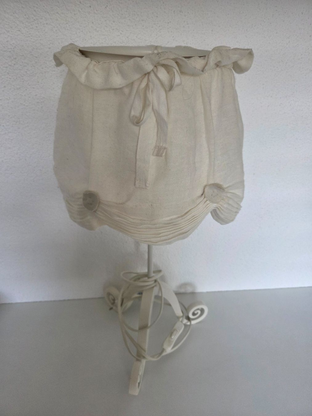 Ikea Lampade: Gemütliche Tischlampe, Stoffschirm – Usato da Oftringen venduto da Black_Nymeria