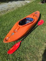 Kayak für Fluss & Wildwasser, inkl. Paddel & Spritzdecke.