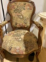 Antiker Sessel mit Blumenmuster,