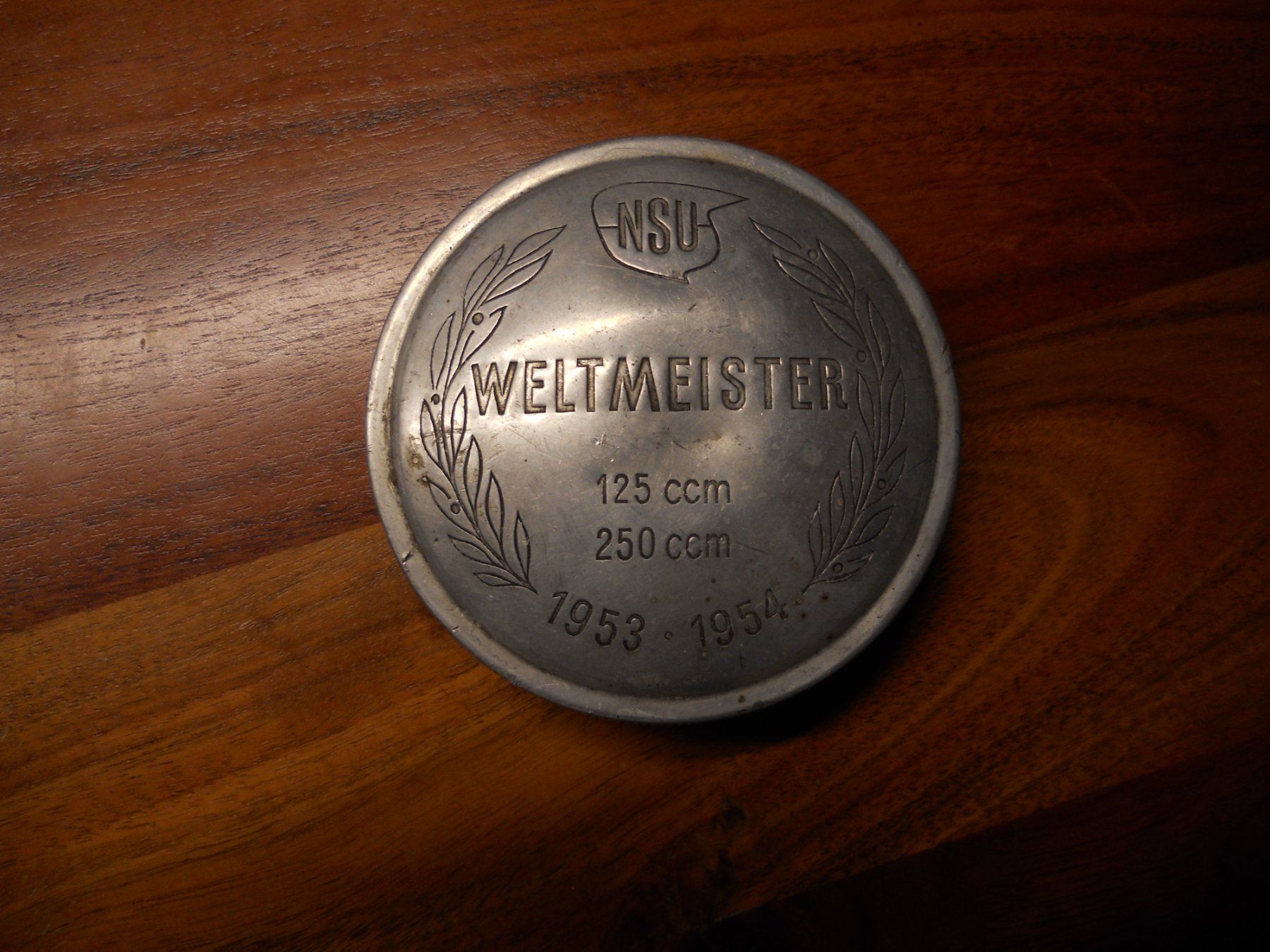 NSU Ciclomotori: Tankdeckel Weltmeister NSU – Usato da jens venduto da guzi-falcone