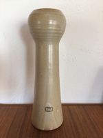 Keramik Vase mit Emblem unten am Boden, beige.