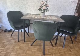 Estrich mit 6 Stühlen die sich drehen