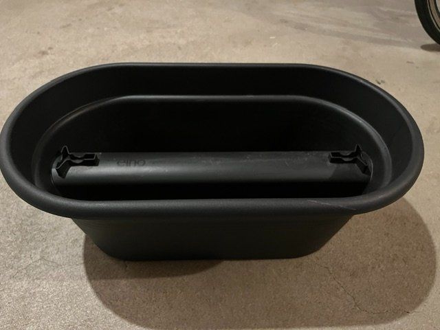 Pots de fleurs: Bac à fleurs gris foncé / noir – D'occasion à Féchy par BA001