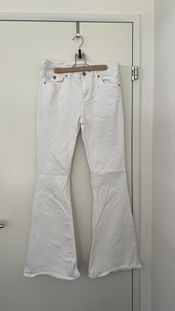 Stradivarius Jeans: Stradivarius Flared Jeans Weiß – Neu (gemäss Beschreibung) aus Wermatswil von Jara.a.s