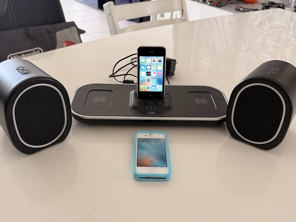 Dockingstation: Dockingstation mit Bluetooth Speaker & 2x iPhone  4 (8/32GB) – Gebraucht aus Hildisrieden von Frentz 1