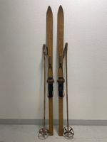Ski (D 19), Holzski von ca. 1950 mit Stöcken