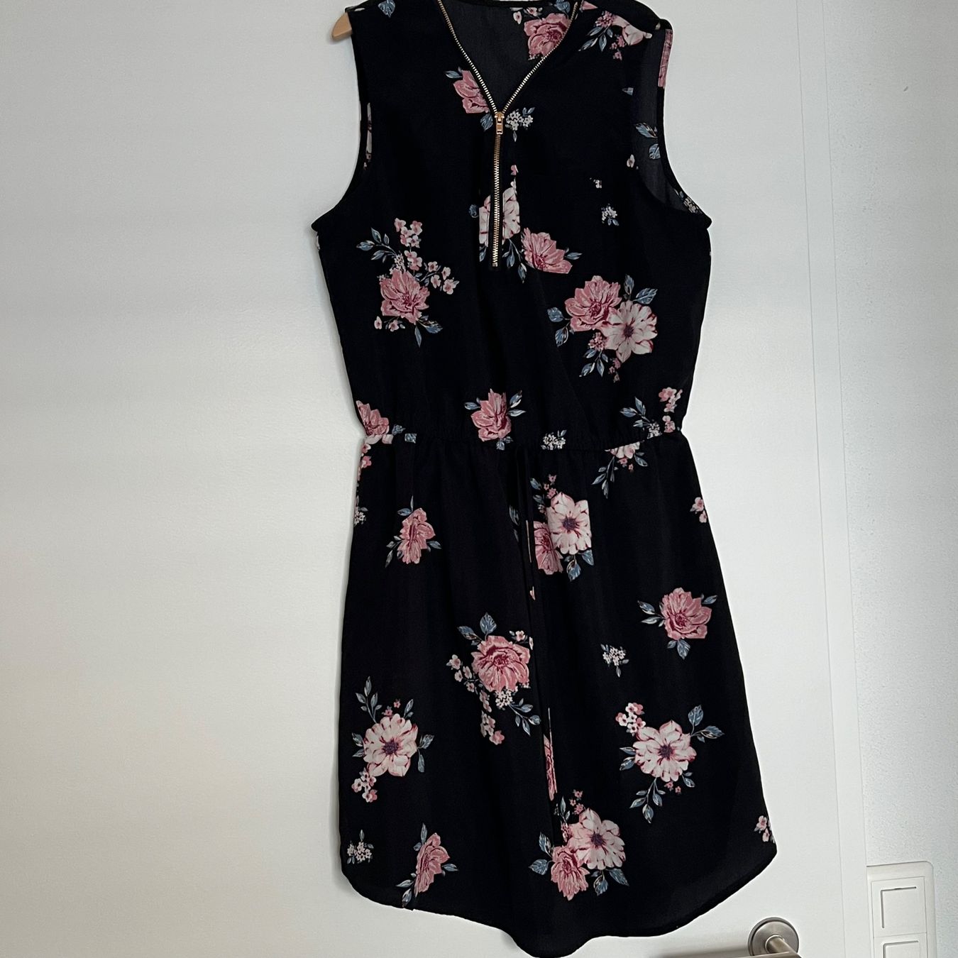Kleider & Röcke: Sommerliches Kleid mit Blumenmuster, Grösse S, Schwarz – Gebraucht aus Steinmaur von HenSaa