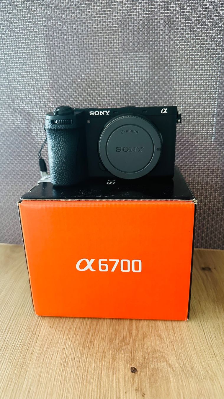 Sony Kamera: Pack Sony a6700 (Garantie) + 2 Objectifs + Accessoires – Gebraucht aus Neuchâtel von rom_qlr9