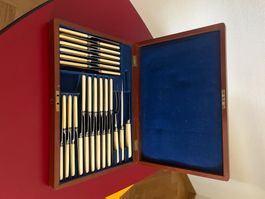 Besteck Set in edler gefütterter Schatulle