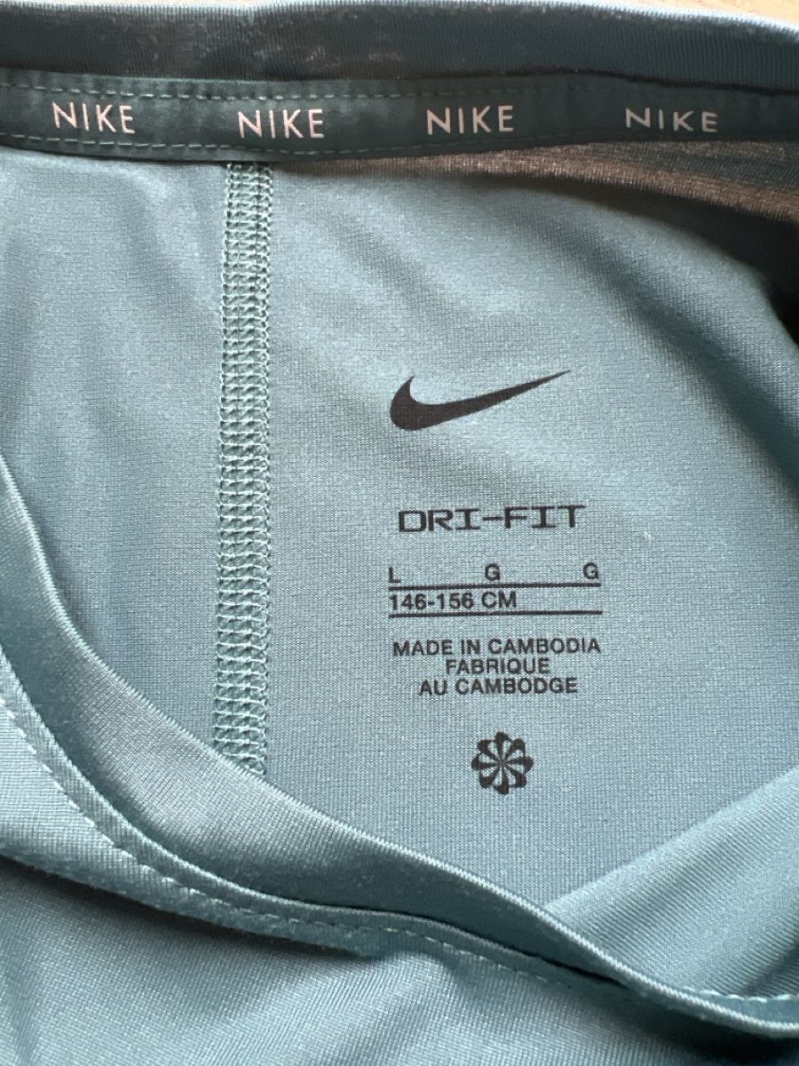 Nike Blouses, T-shirts & Tops: Nike T-shirt dri-fit 146 – D'occasion à Beinwil am See par brigittehug 1