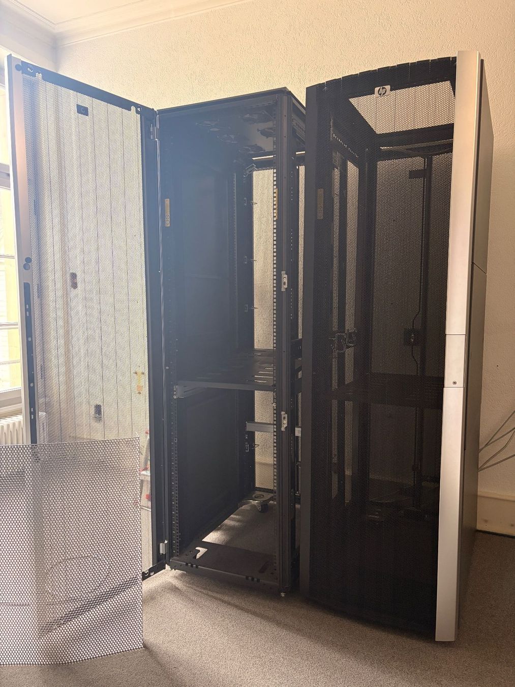 Hewlett Packard Racks & Ständer: 2x HP Serverrack / Serverschrank 42U Occasion – Gebraucht aus Münsingen von Dietschi68