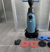 Bodenreinigungsmaschine mit Rollen und Batterie neu