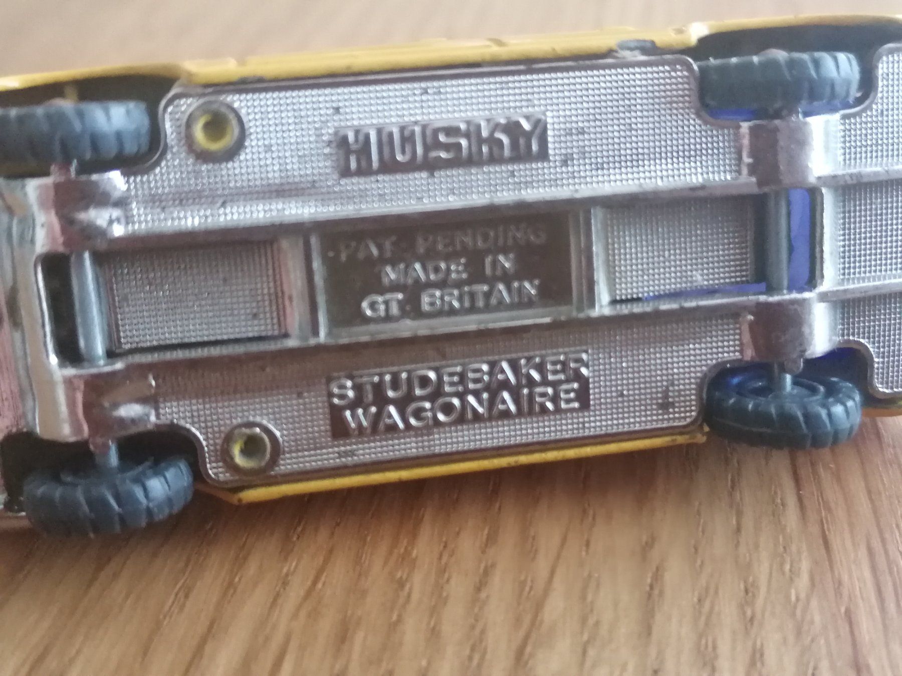 Modellini d'auto: HUSKY Models - Studebaker Wagonaire - TV Kamera – Usato da Basel venduto da vintagecollector 4