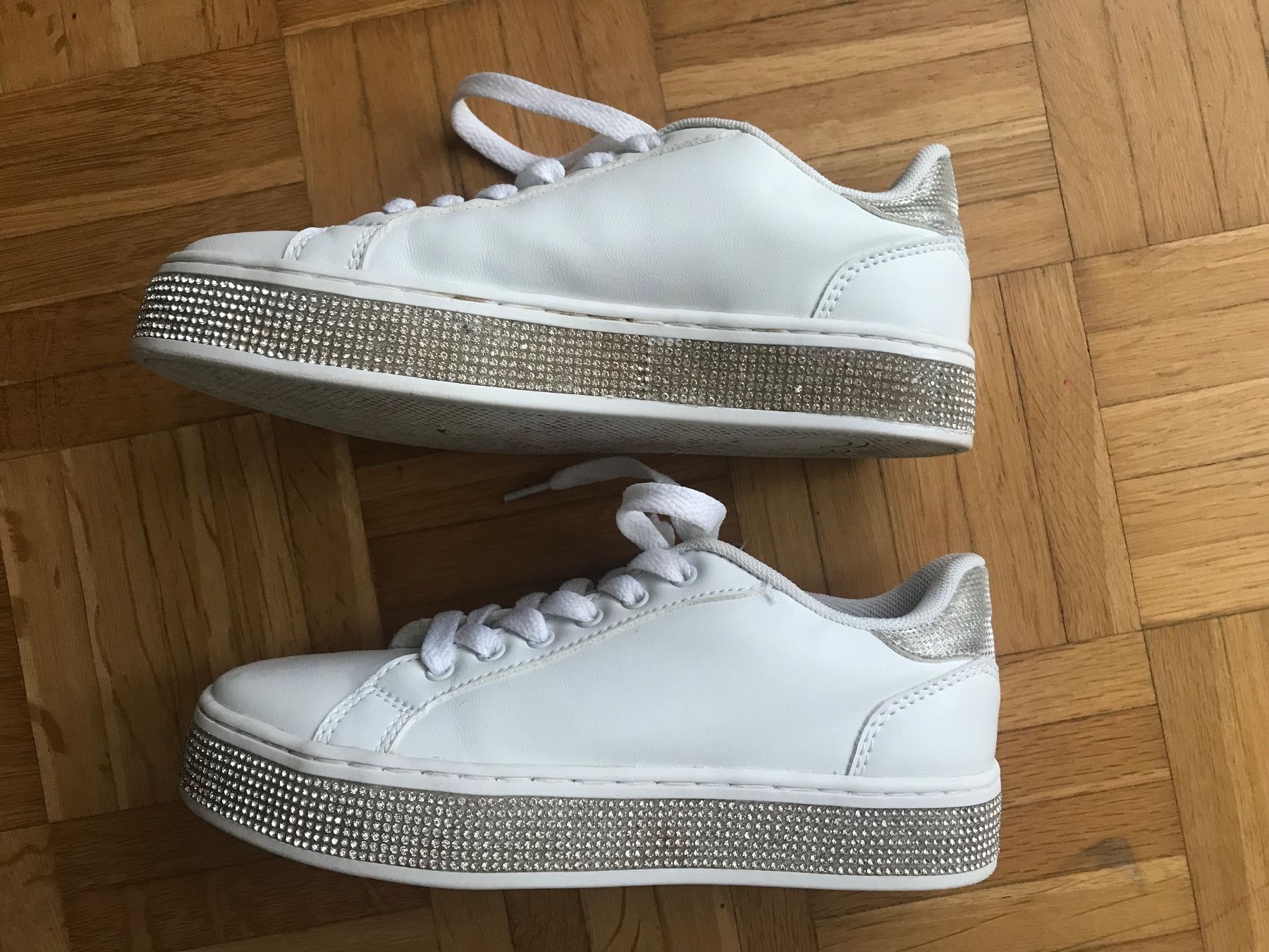 Scarpe per ragazze: Sneaker mit Strasssteinchen Grösse 33 weiss – Usato da Emmenbrücke venduto da Hathor123 1