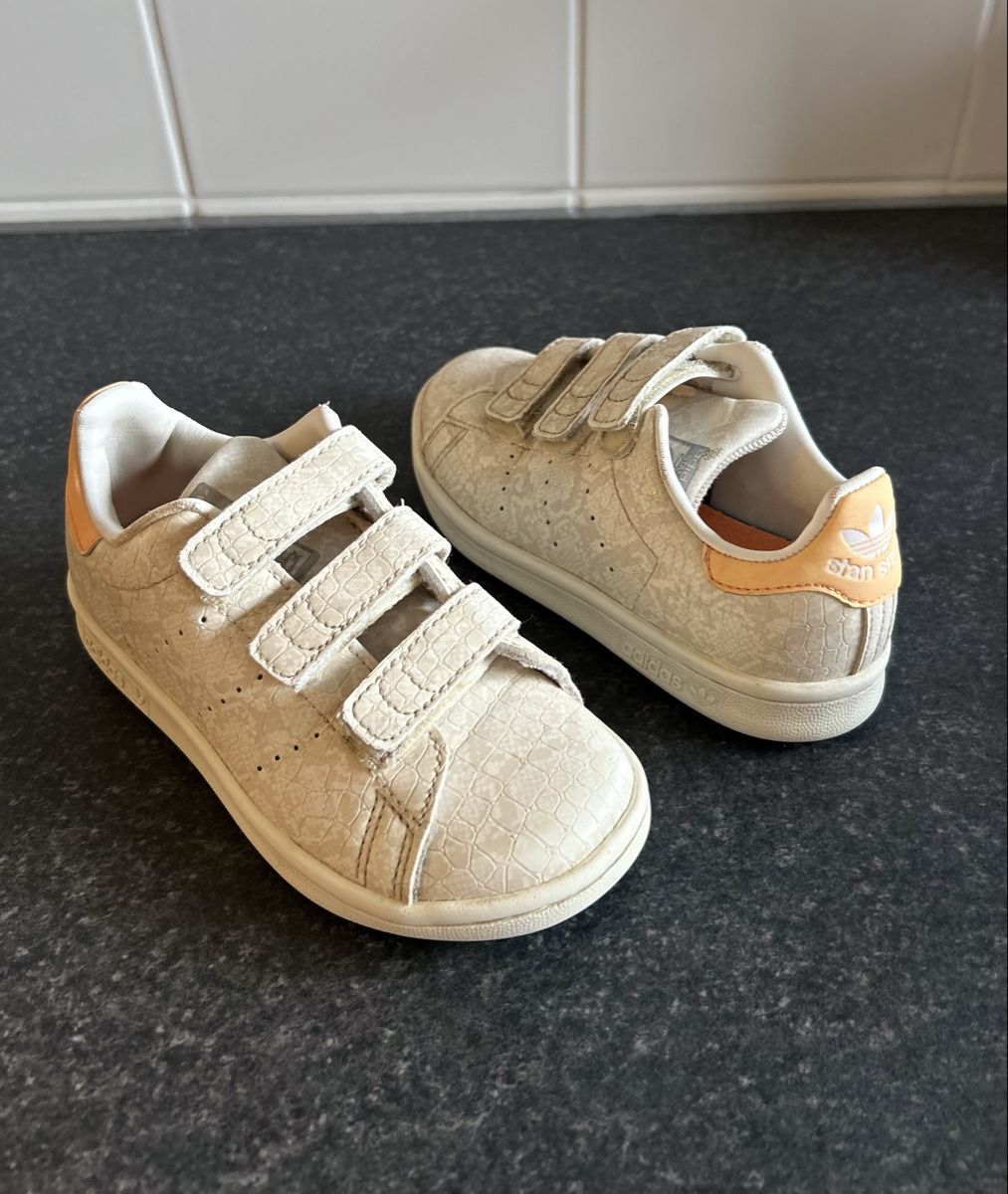 Adidas Scarpe per ragazzi: Baskets Adidas Stan Smith enfant t.29, motif python scratch  – Usato da Carouge GE venduto da Emilynette