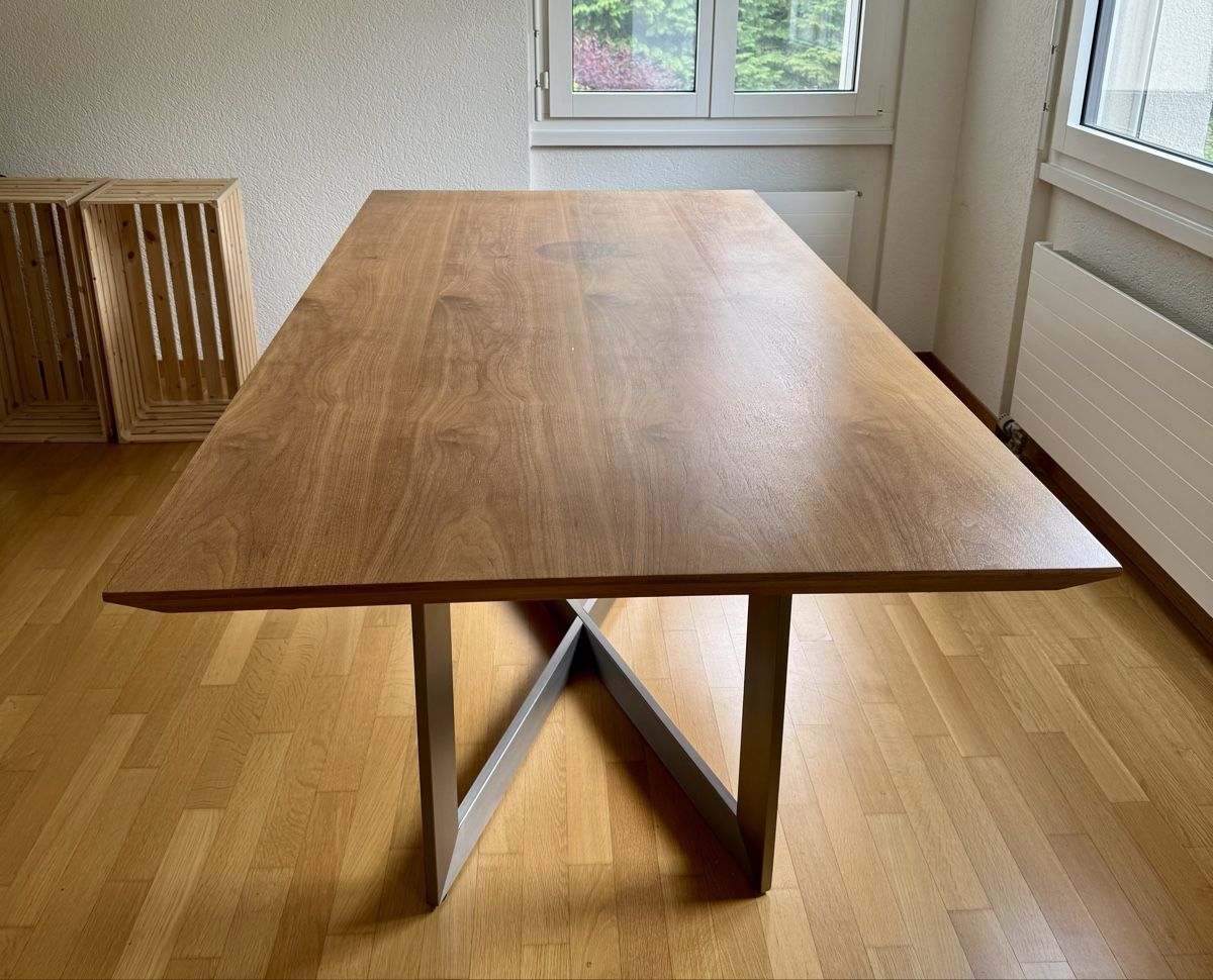 Tische: Moderner Esstisch, Holztisch mit Metallfuss – Gebraucht aus Rothrist von  1