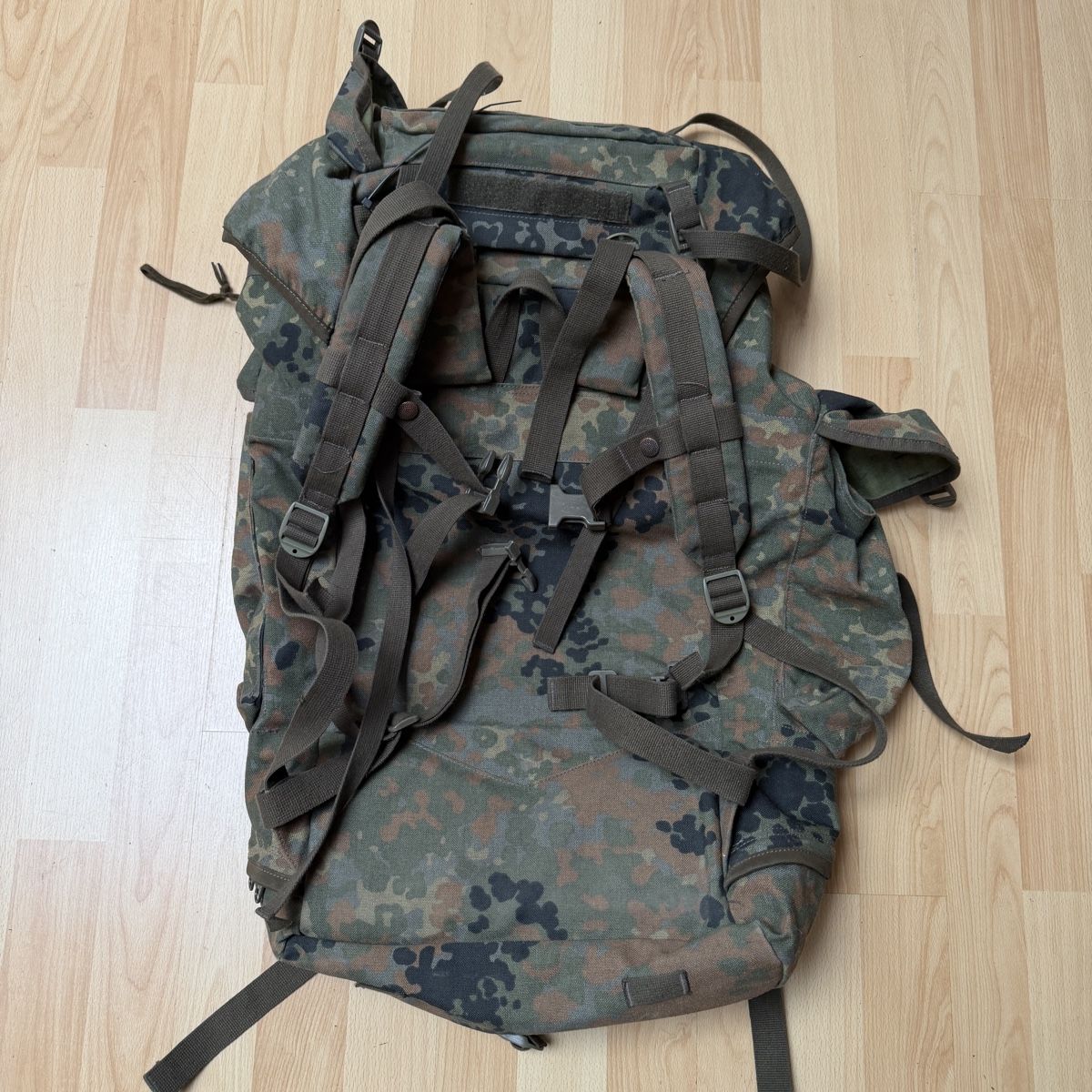 Rucksäcke: Rucksack Flecktarn gross mit Seitentaschen gebraucht – Gebraucht aus Thun von BanjoDan 2