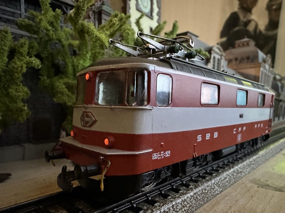 Hag Modellini di ferrovie: Hag Nr 210 SBB Re 4/4 II Swiss Express – Usato da Lupsingen venduto da New-Haven