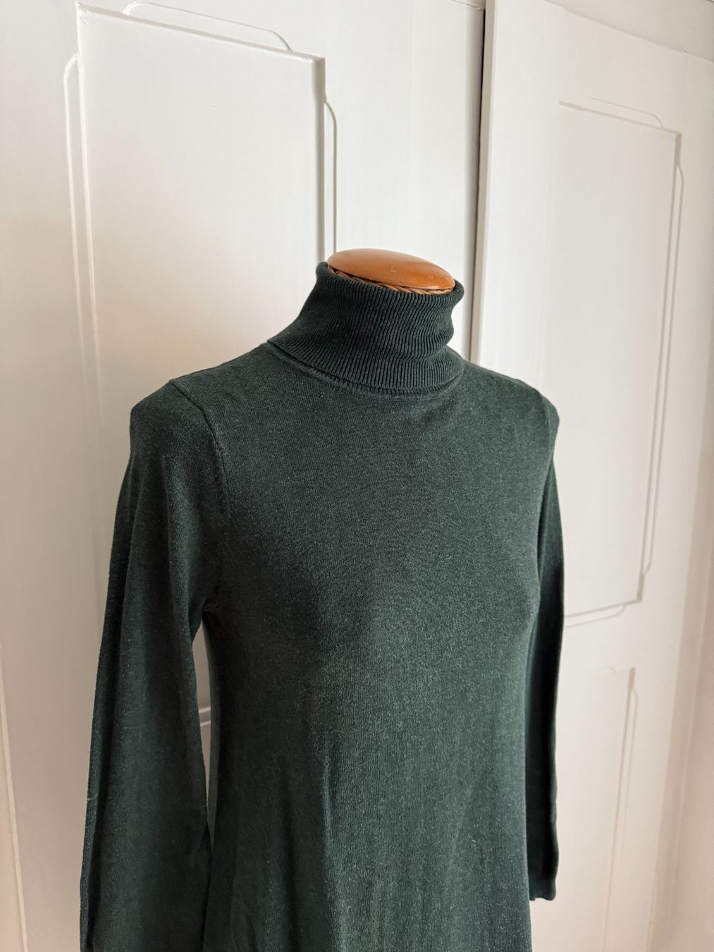 Kleider: MAX STUDIO - Rollkragen Feinstrick Kleid dunkelgrün M – Gebraucht aus Zürich von Diazaio 1