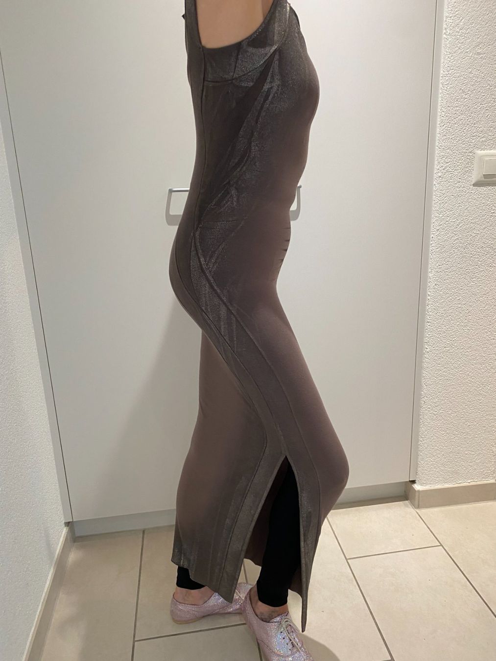 Issey Miyake Vestiti: Issey Miyake langes Strechkleid mit Seitenschlitz – Usato da Zürich venduto da Gemi