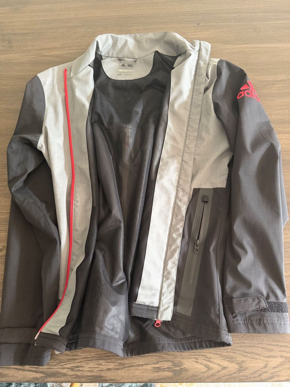 Adidas Giacche: Adidas Windjacke Grau/Schwarz, Grösse M/M – Usato da Sedrun venduto da ton_5mxj 2