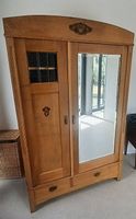 Holzschrank mit Spiegeltüre