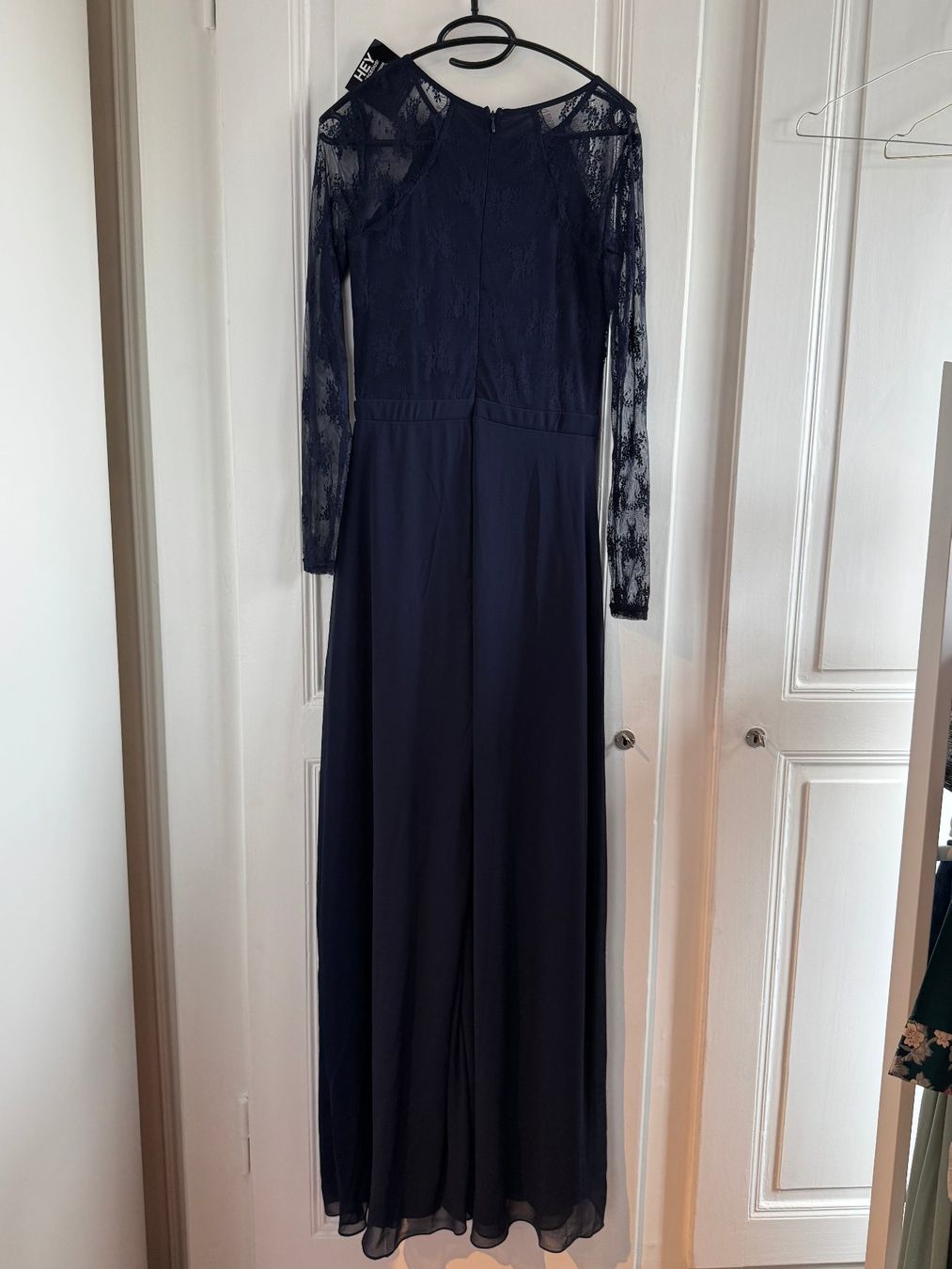 Vestiti: Damen Abendkleid in dunkelblau mit Spitzenarm – Nuovo e nell'imballaggio originale da Nidau venduto da biasutti 1