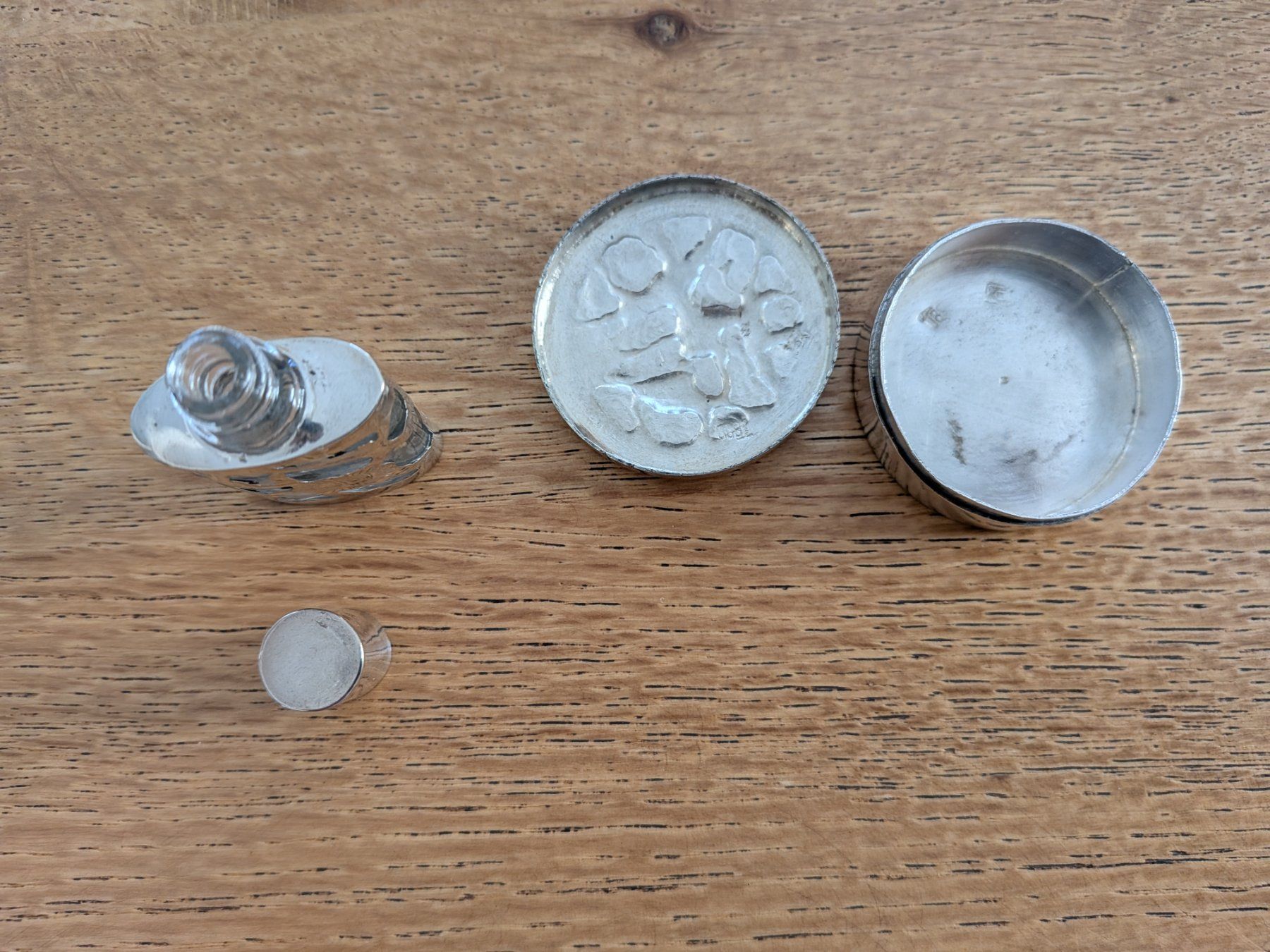Flaconi: Pillendose mit Parfumflacon in Silber – Usato da Wohlen AG venduto da Tikale 3