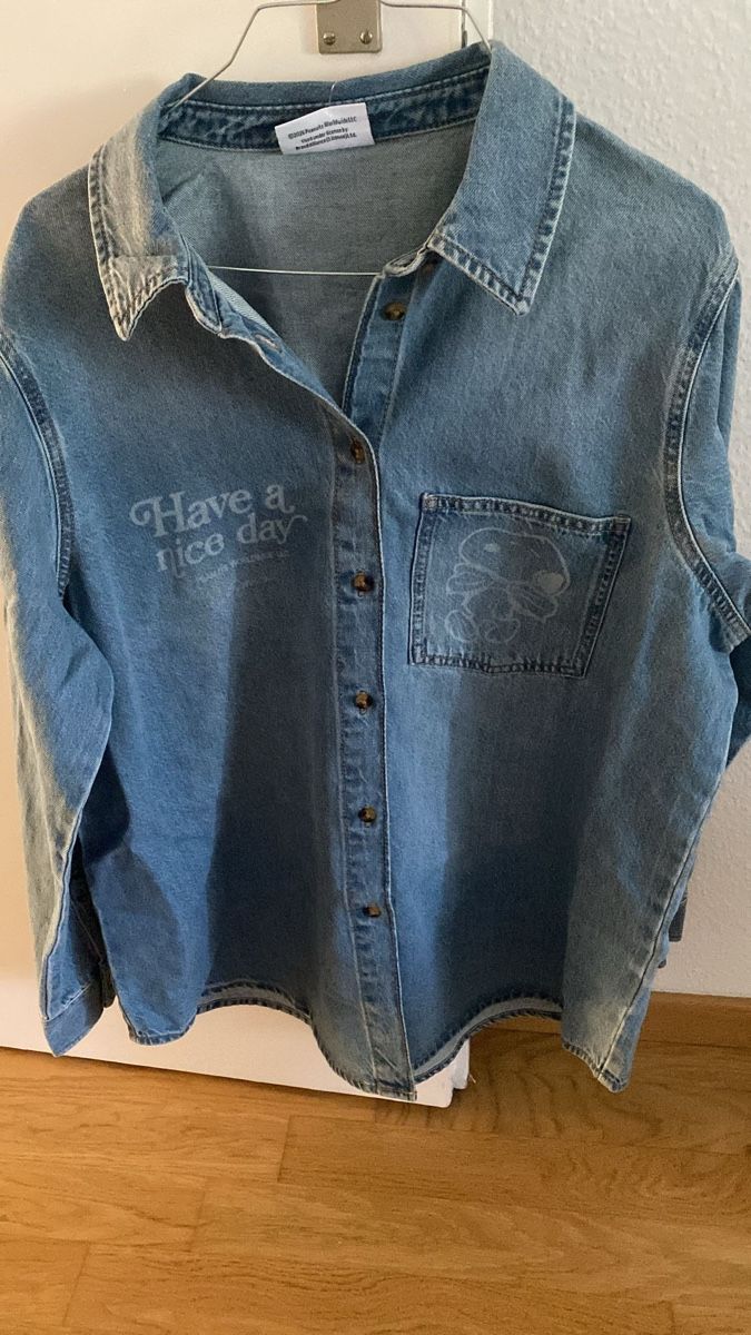 Next Camicette: Coole Jeansbluse  mit Snoopy Motiv von Next – Nuovo (secondo la descrizione) da Uetikon am See venduto da ann_b8l9