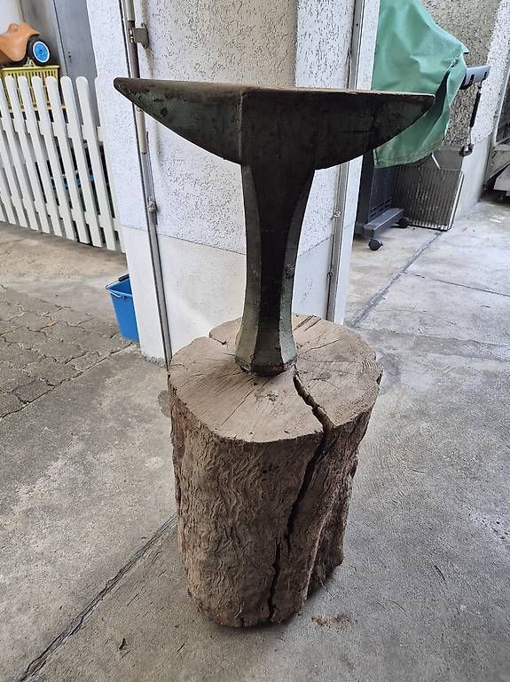 Attrezzi da lavoro: Alter Amboss mit Holzsockel – Usato da Itingen venduto da Joschi016 4