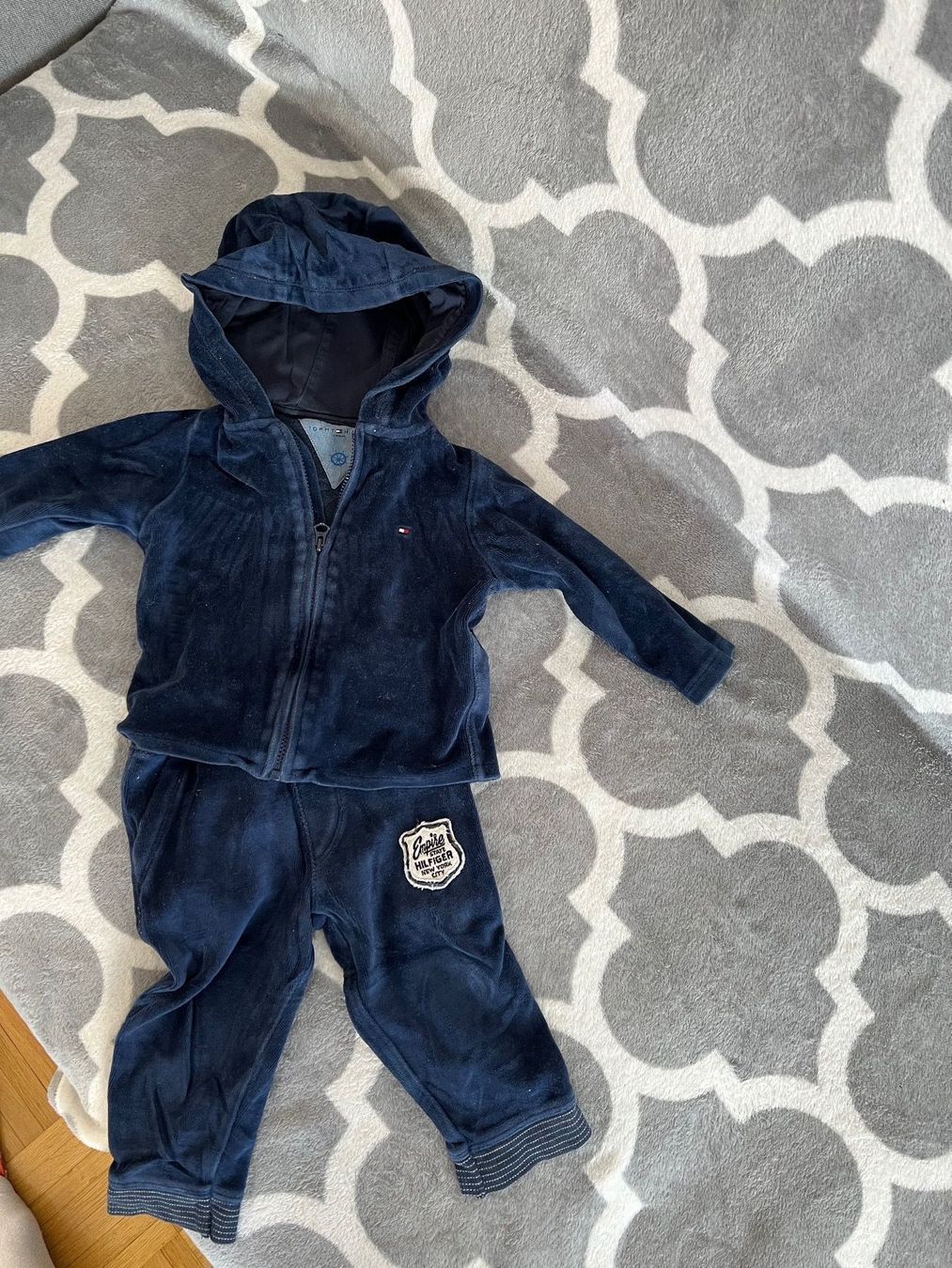 Tommy Hilfiger Lotti & Set di vestiti: TOMMY HILFIGER PLÜSCHTRAINER GR 74 – Usato da Basel venduto da theo-g77