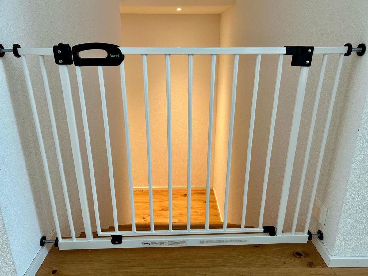 Sicherheit: Bomi Treppenschutzgitter 103 - 111 cm – Gebraucht aus Wohlenschwil von Roume86