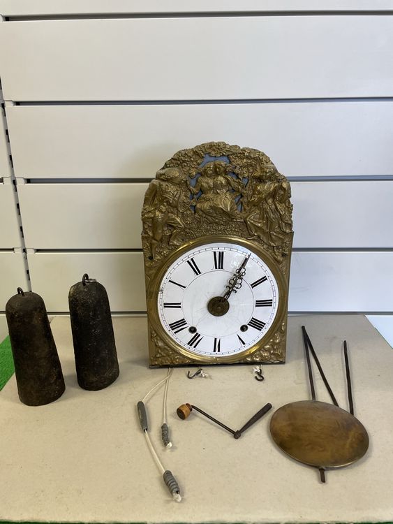 Pendule coucou ancien en bois et colonnes en porcelaine | Comprare su
